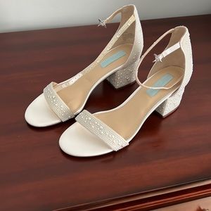 ‼️BRAND NEW ‼️Betsey Johnson Mari White Pearl Block Heel